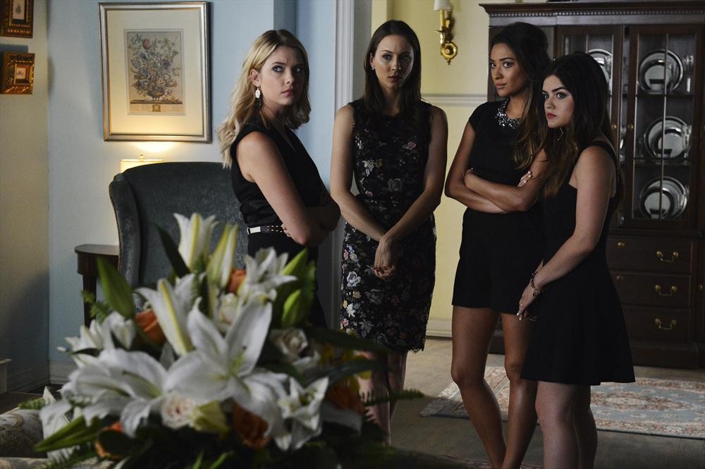 Still of Troian Bellisario, Lucy Hale, Ashley Benson and Shay Mitchell in Jaunosios melages (2010)