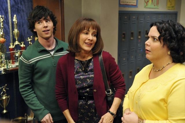 Still of Patricia Heaton, Charlie McDermott and Jen Ray in The Middle (2009)