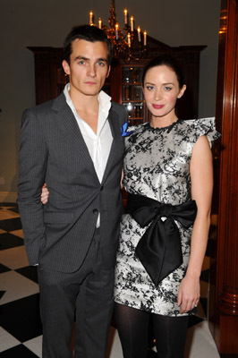 Emily Blunt and Rupert Friend at event of Viktorija: jaunoji karaliene (2009)