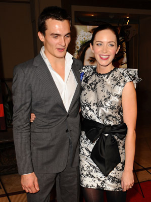 Emily Blunt and Rupert Friend at event of Viktorija: jaunoji karaliene (2009)