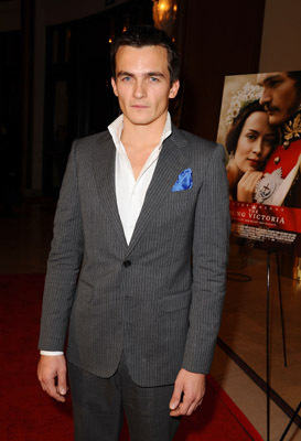 Rupert Friend at event of Viktorija: jaunoji karaliene (2009)