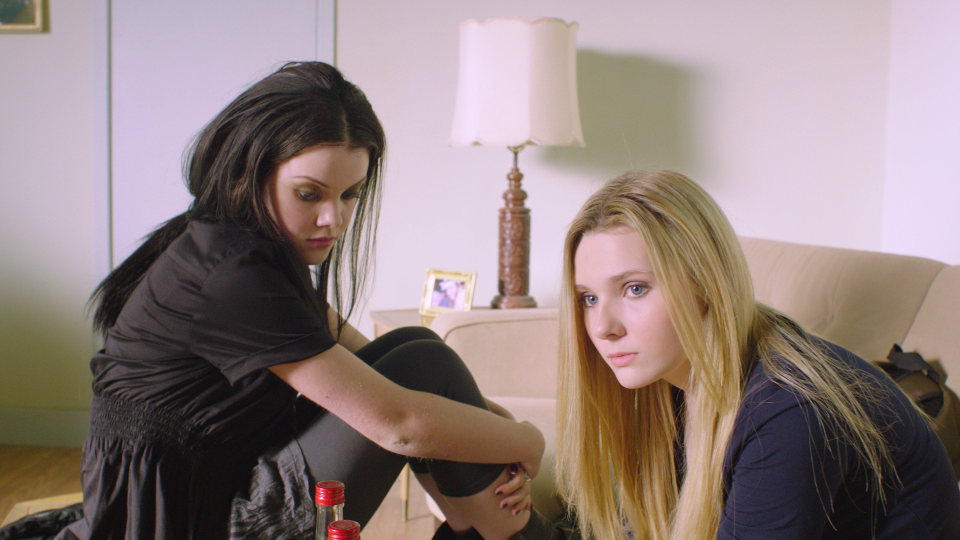 Still of Abigail Breslin and Georgie Henley in Perfect Sisters (2014)