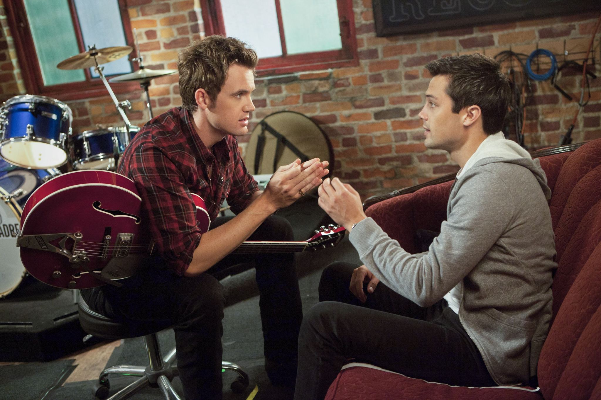 Still of Tyler Hilton and Stephen Colletti in One Tree Hill (2003)