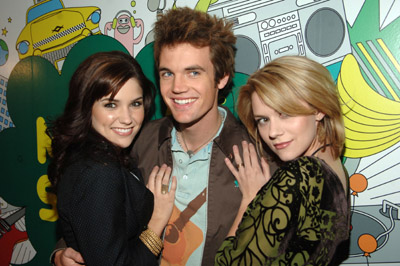 Sophia Bush, Hilarie Burton and Tyler Hilton at event of Total Request Live (1999)