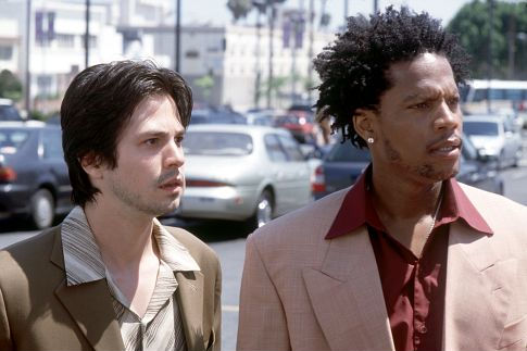 Still of Freddy Rodríguez and D.L. Hughley in Chasing Papi (2003)