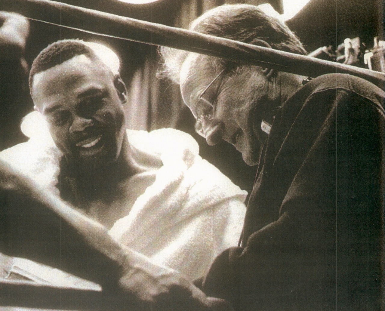 Michael Bentt as Sonny Liston receiving notes from Director Michael Mann, 