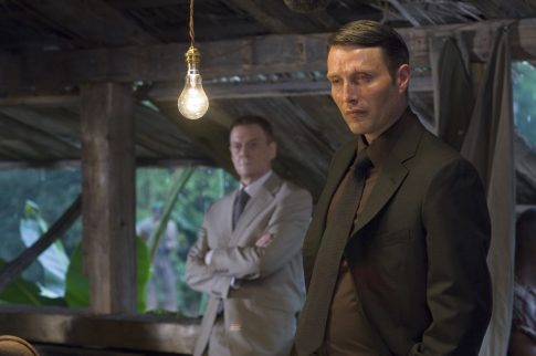 Still of Jesper Christensen and Mads Mikkelsen in Kazino Royale (2006)