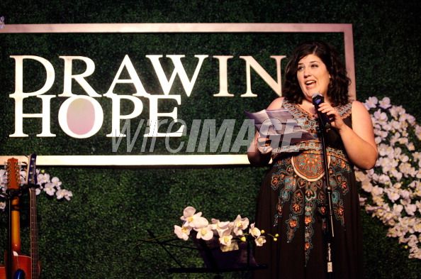 Presenting 2012 Point of Courage award at Drawing Hope International Gala in Beverly HIlls, CA.