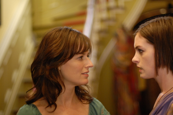 Still of Anne Hathaway and Rosemarie DeWitt in Rachel Getting Married (2008)