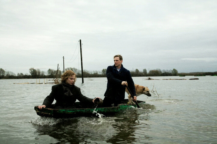 Still of Barry Atsma and Sylvia Hoeks in De storm (2009)