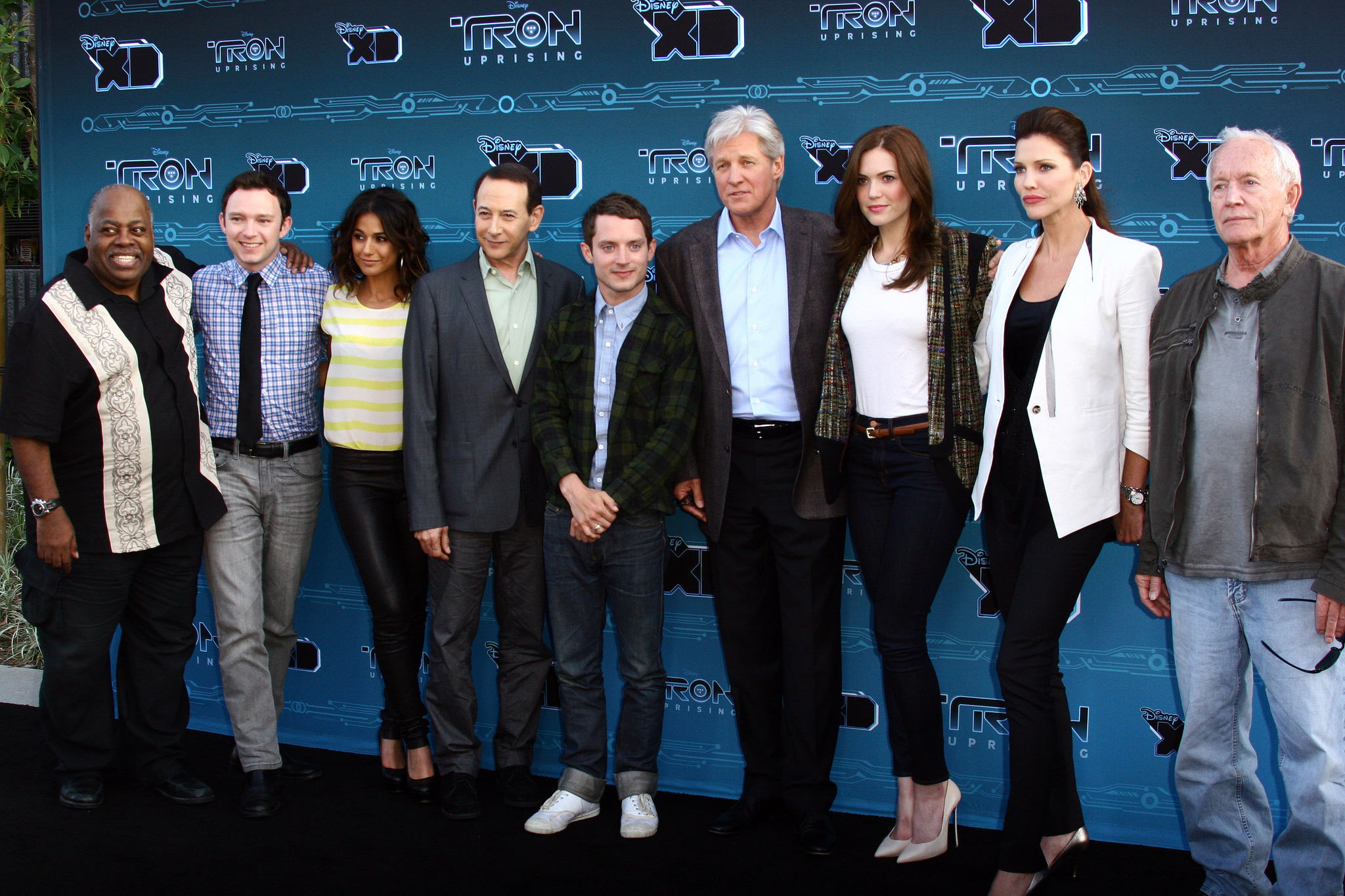 Bruce Boxleitner, Lance Henriksen, Paul Reubens, Elijah Wood, Reginald VelJohnson, Emmanuelle Chriqui, Mandy Moore, Tricia Helfer and Nate Corddry at event of TRON: Uprising (2012)