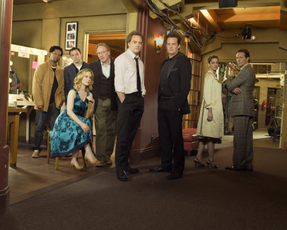 Amanda Peet, Matthew Perry, Steven Weber, Sarah Paulson, Timothy Busfield, D.L. Hughley, Bradley Whitford and Nate Corddry in Studio 60 on the Sunset Strip (2006)