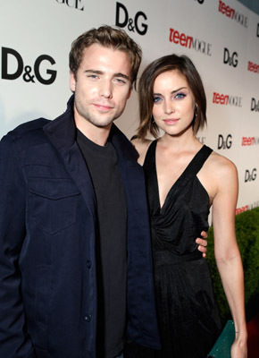 Dustin Milligan and Jessica Stroup