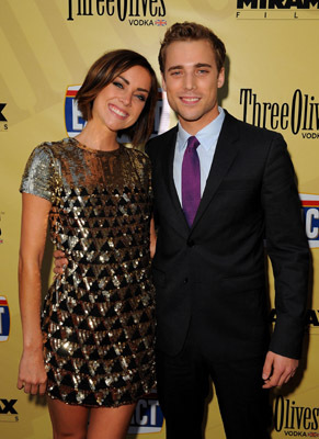 Dustin Milligan and Jessica Stroup at event of Extract (2009)