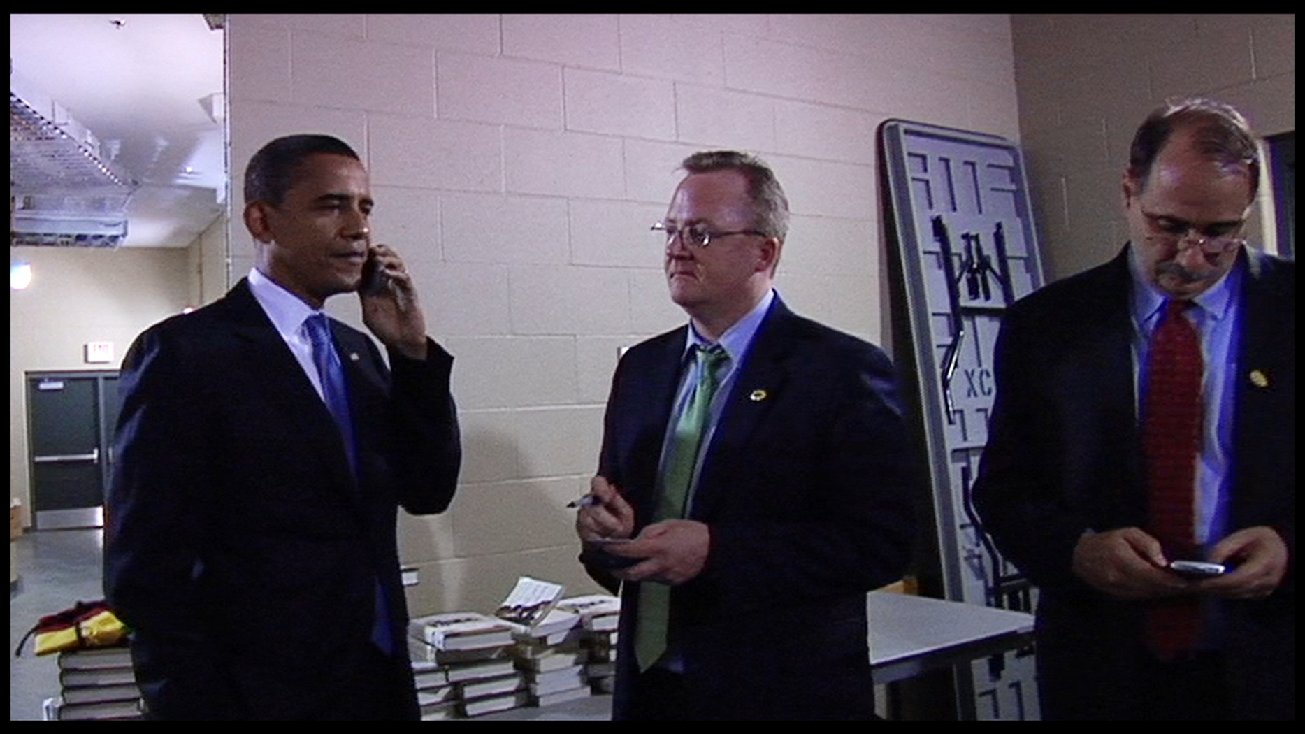 Still of Barack Obama, David Axelrod and Robert Gibbs in By the People: The Election of Barack Obama (2009)