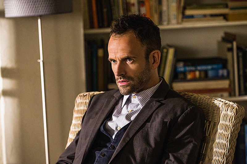 Still of Jonny Lee Miller and Mark Schafer in Elementaru (2012)