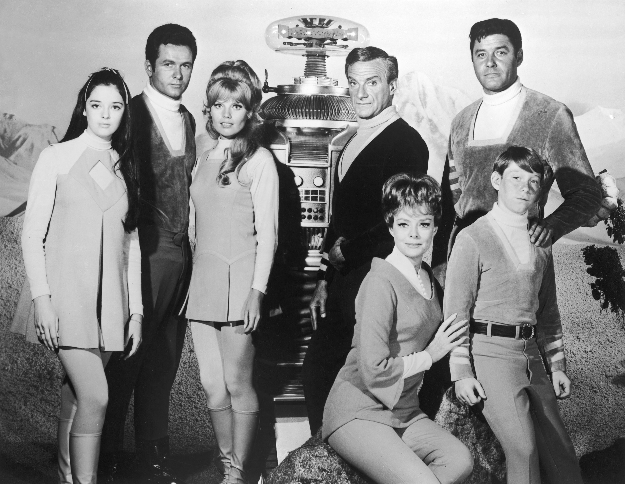 Still of June Lockhart, Angela Cartwright, Mark Goddard, Jonathan Harris, Marta Kristen and Bill Mumy in Lost in Space (1965)