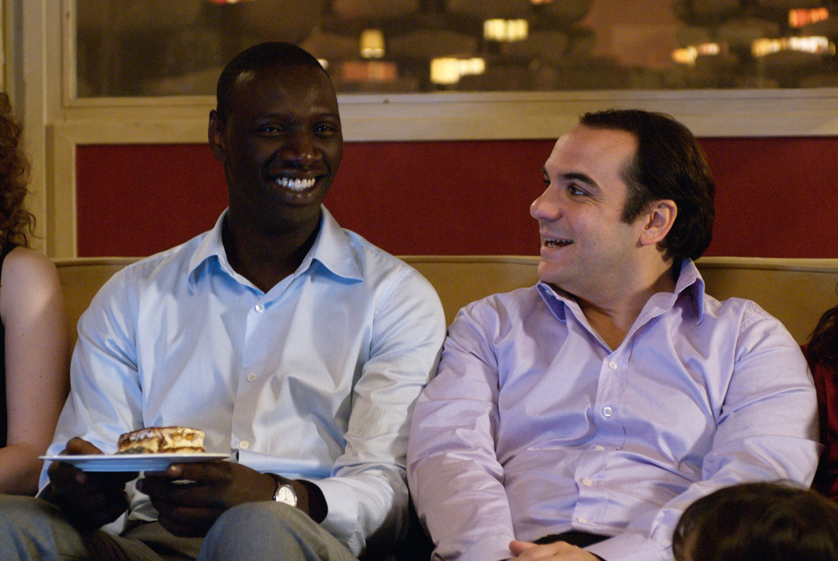 Still of Omar Sy and François-Xavier Demaison in Tellement proches (2009)