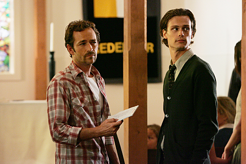 Still of Luke Perry and Matthew Gray Gubler in Nusikalstami protai (2005)