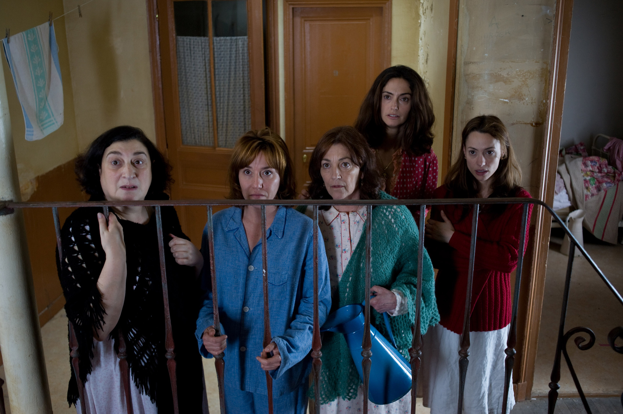 Still of Lola Dueñas, Carmen Maura, Berta Ojea, Natalia Verbeke and Nuria Solé in Les femmes du 6e étage (2010)