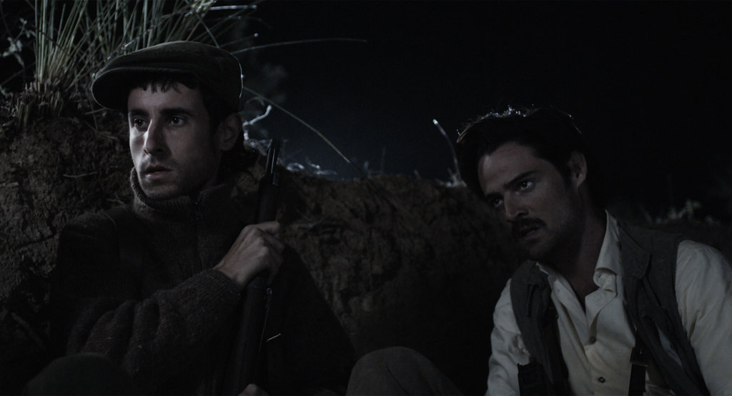 William Miller and Esteban Garrido in La patrulla perdida (2009)