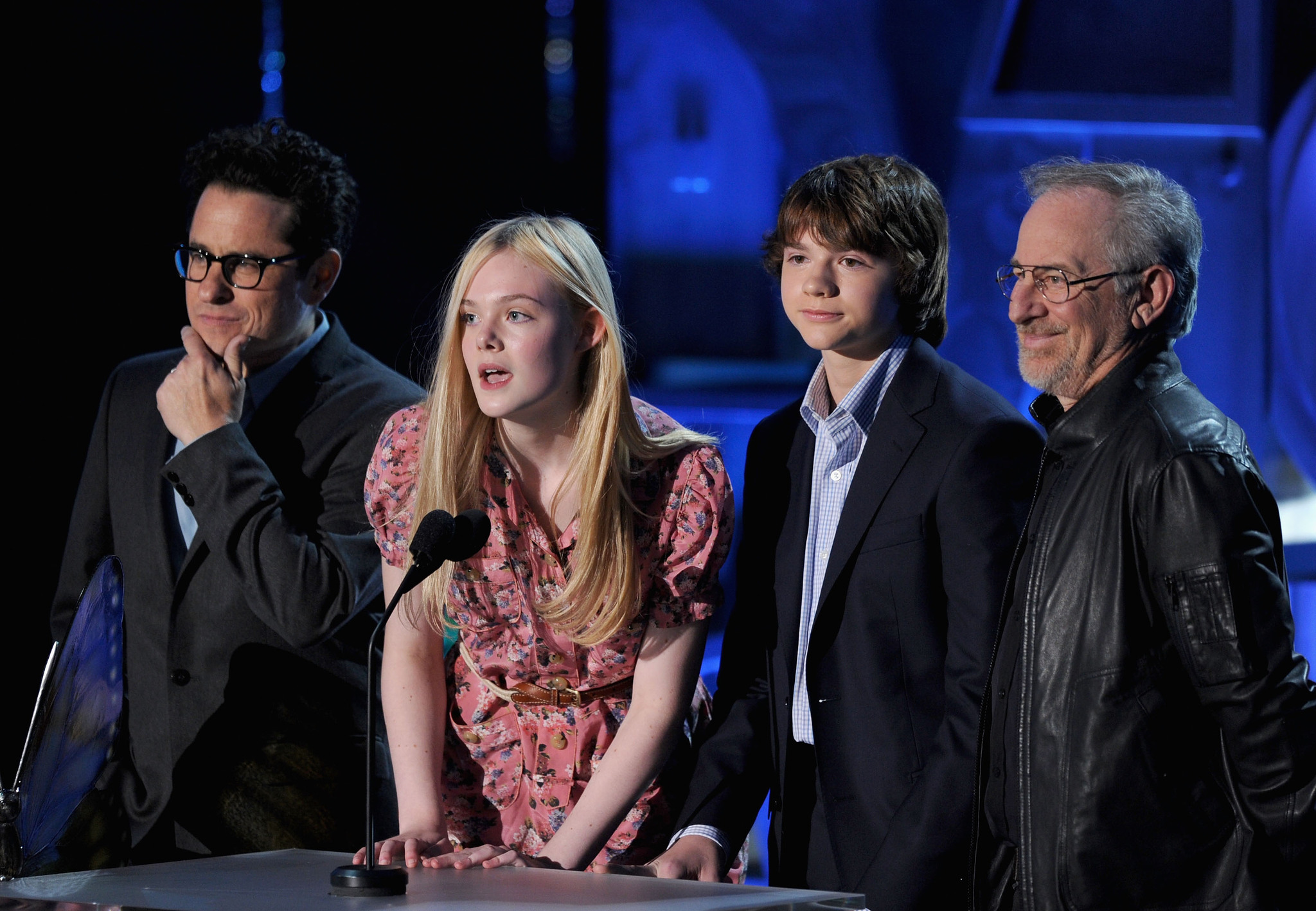 Steven Spielberg, J.J. Abrams, Elle Fanning and Joel Courtney at event of 2011 MTV Movie Awards (2011)