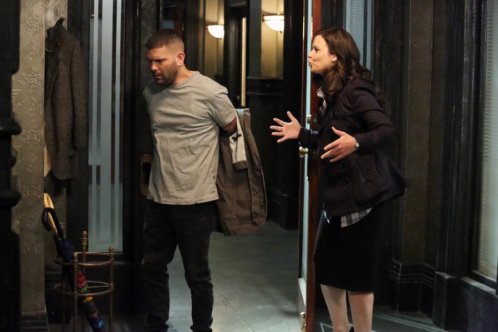 Still of Guillermo Díaz and Katie Lowes in Scandal (2012)