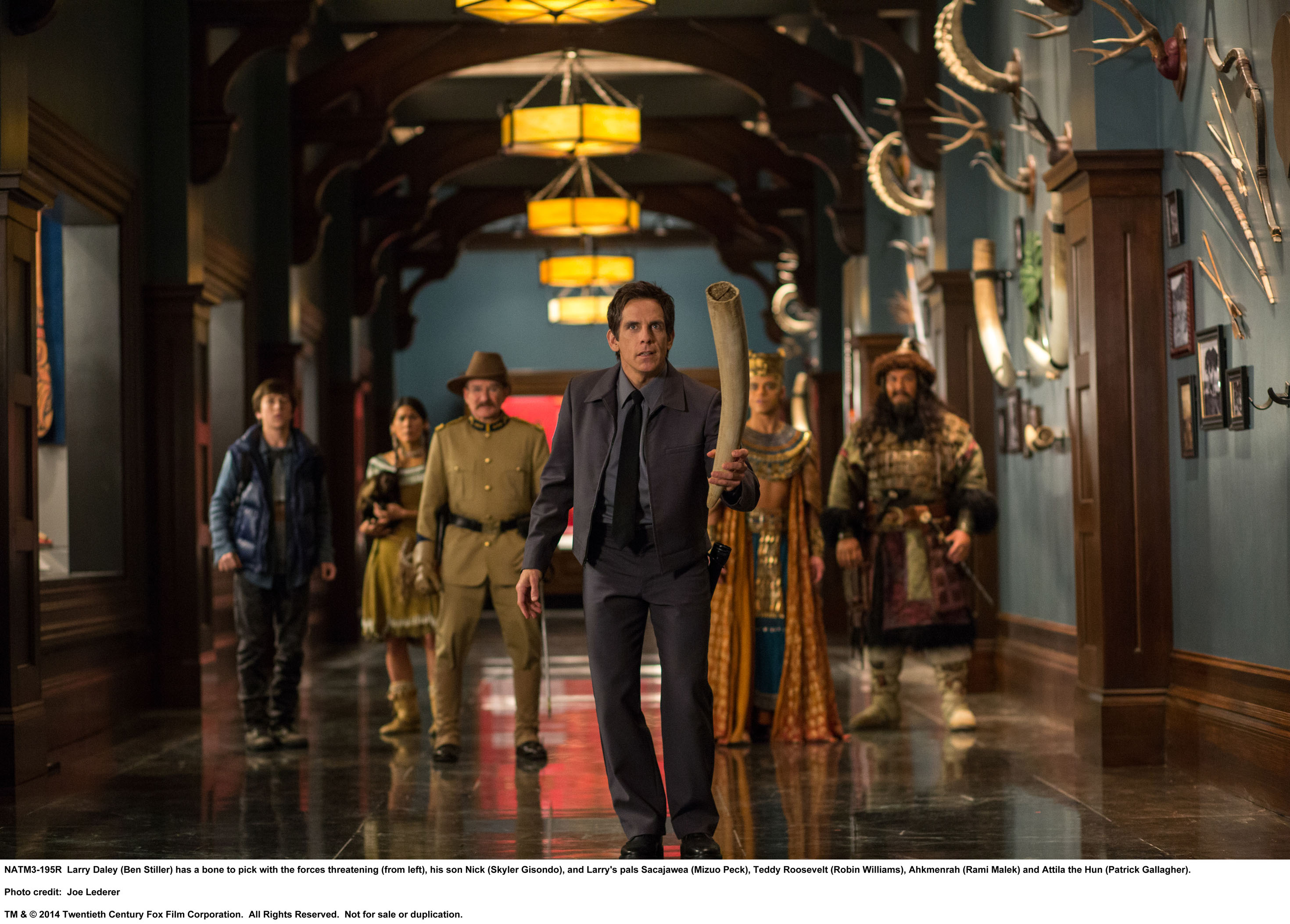 Still of Robin Williams, Ben Stiller, Patrick Gallagher, Mizuo Peck, Skyler Gisondo and Rami Malek in Naktis muziejuje. Kapo paslaptis (2014)