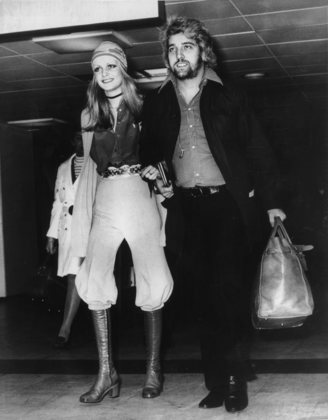 Twiggy with her manager-boyfriend Justin de Villeneuve leaving London to vacation in Barbados May 11, 1970