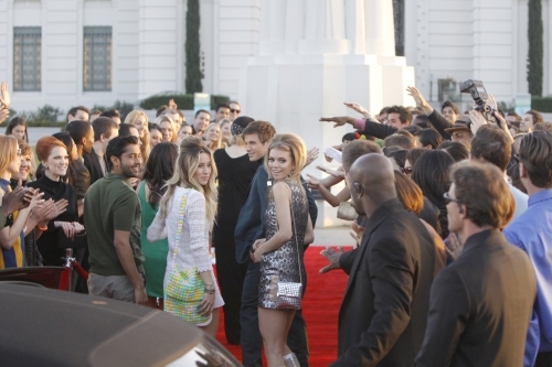 Still of Shenae Grimes-Beech, AnnaLynne McCord, Manish Dayal and Gillian Zinser in 90210 (2008)