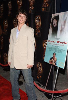 Troy Nealey at event of Cruel World (2005)