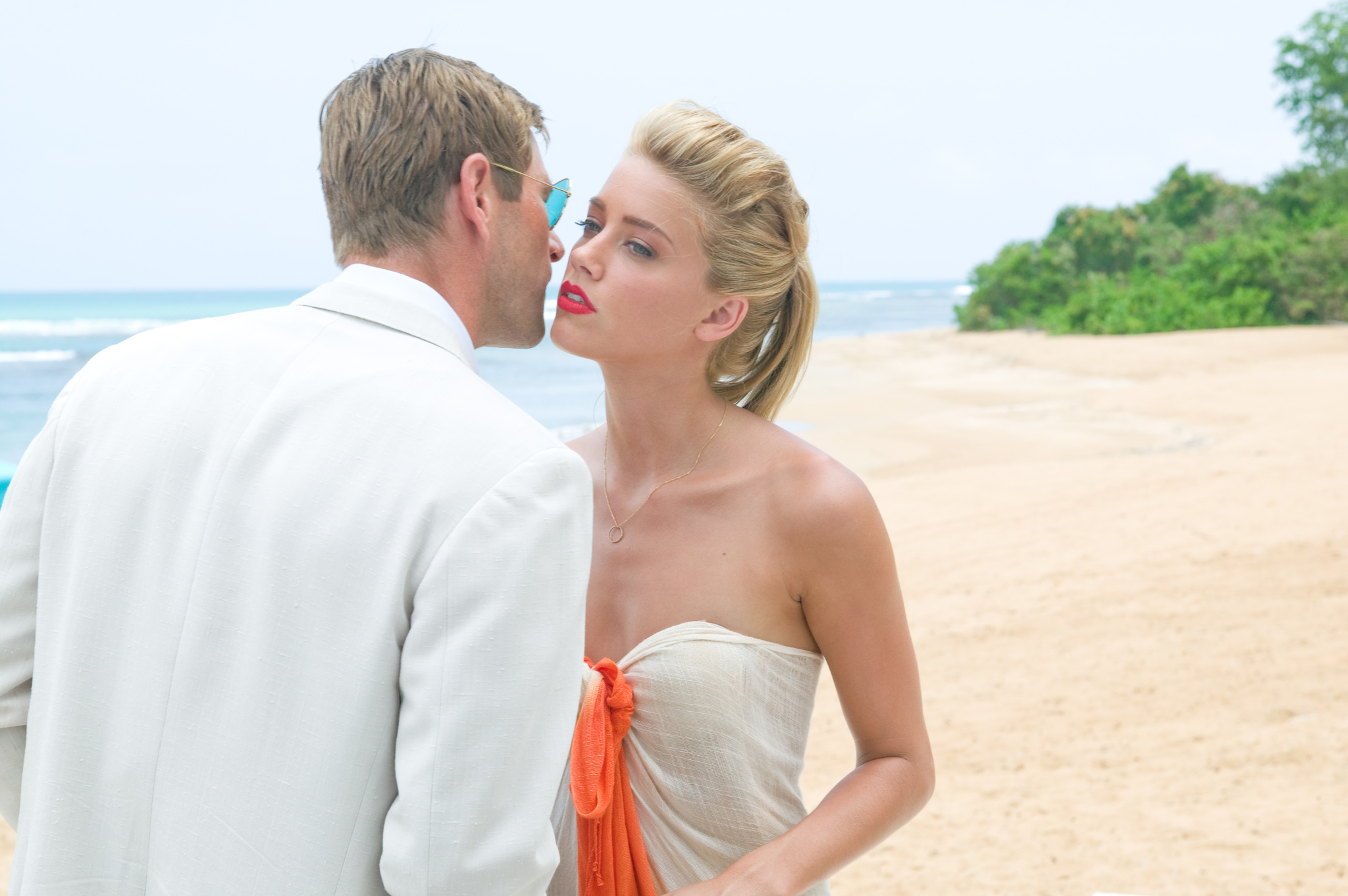 Still of Aaron Eckhart and Amber Heard in Romo dienorastis (2011)