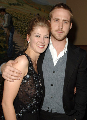 Ryan Gosling and Rosamund Pike at event of Fracture (2007)