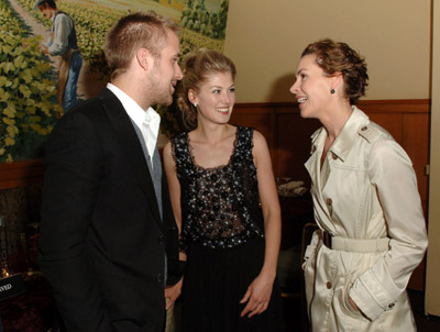 Embeth Davidtz, Ryan Gosling and Rosamund Pike at event of Fracture (2007)