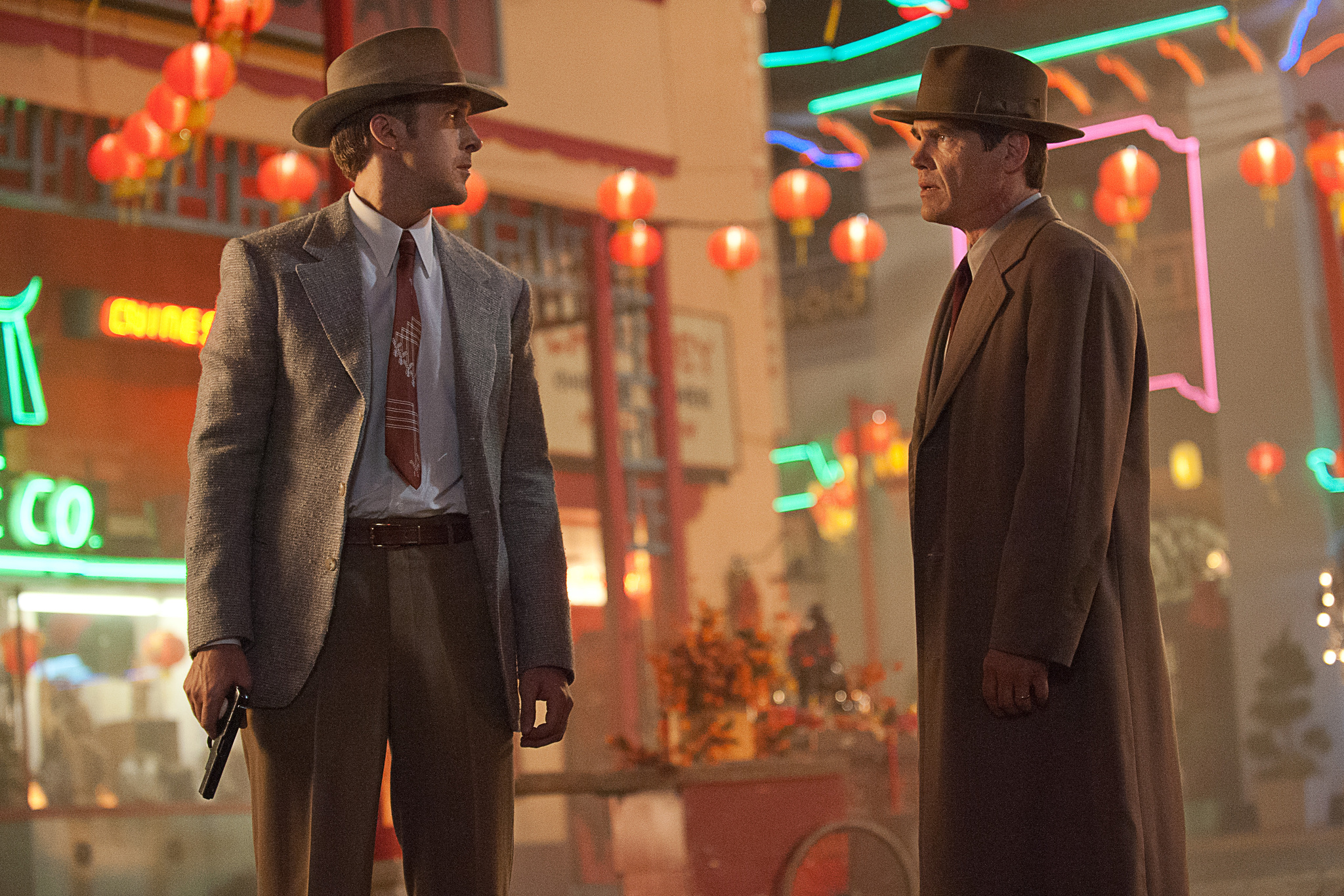 Still of Josh Brolin and Ryan Gosling in Gangsteriu medziotojai (2013)