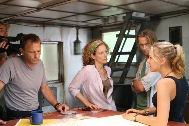 Still of Paul Blackthorne, Leslie Hope, Thomas Kretschmann, Joe Anderson and Eloise Mumford in The River (2012)