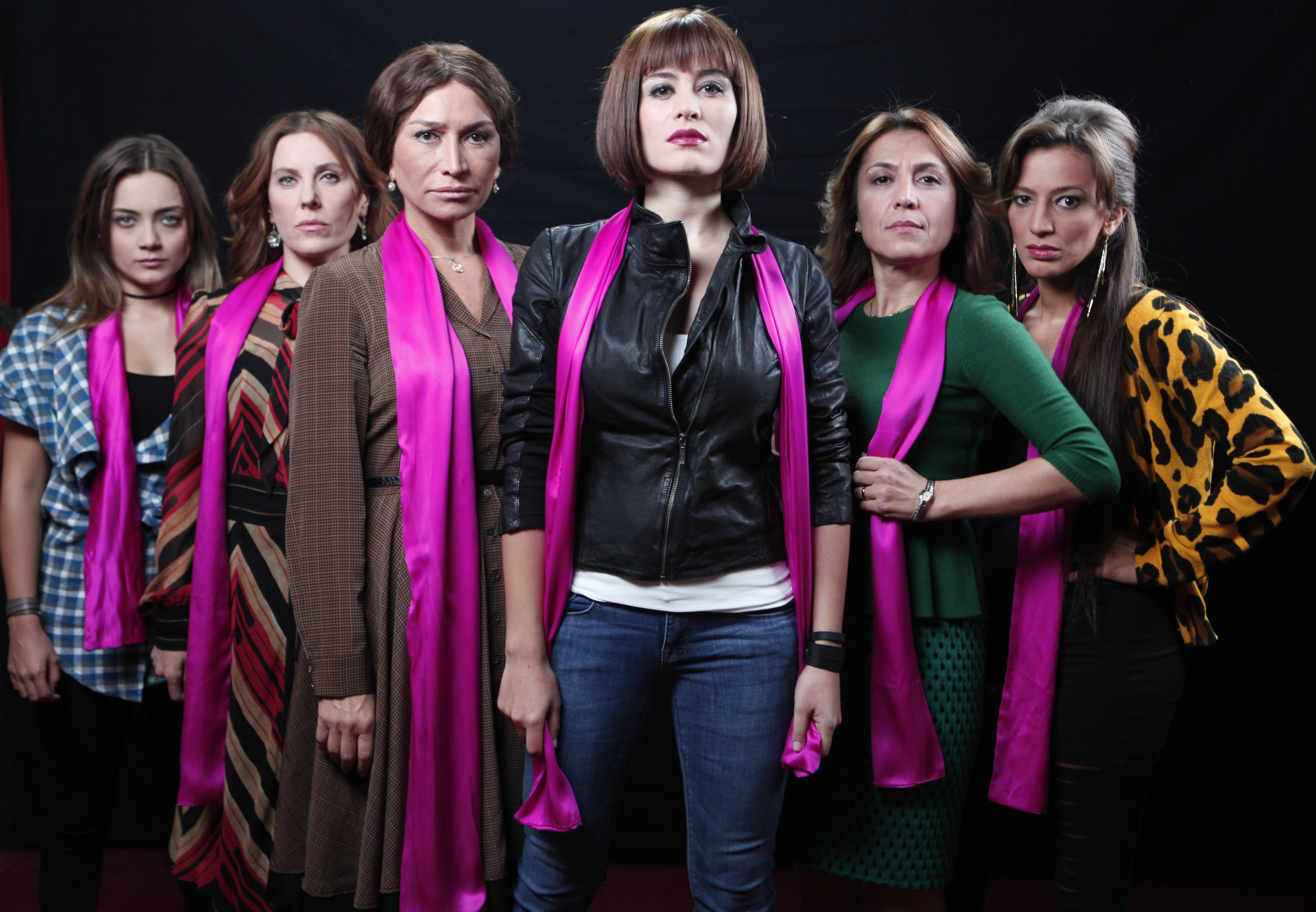 Demet Akbag, Asuman Dabak, Ayten Soykök, Belçim Bilgin, Damla Sönmez and Nihal Yalcin in Kurtulus Son Durak (2012)