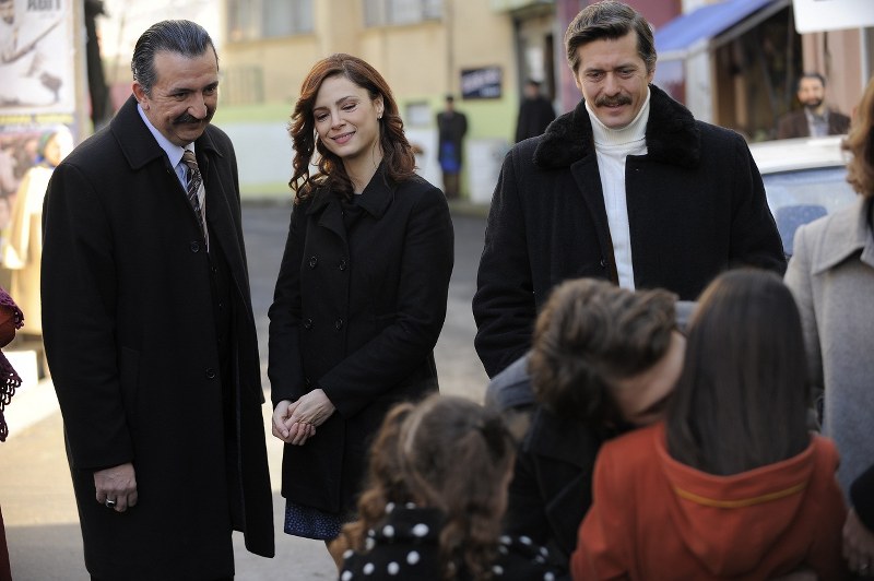 Mine Tugay, Mete Horozoglu and Renan Bilek in Öyle Bir Geçer Zaman ki (2010)
