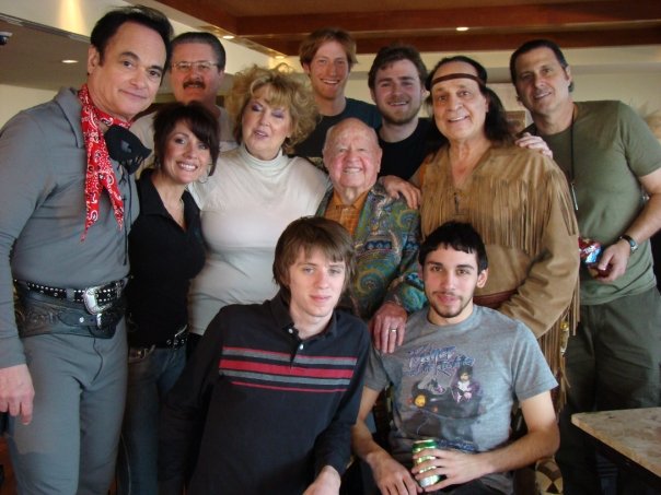 Cast_Crew_with_Mickey_Rooney