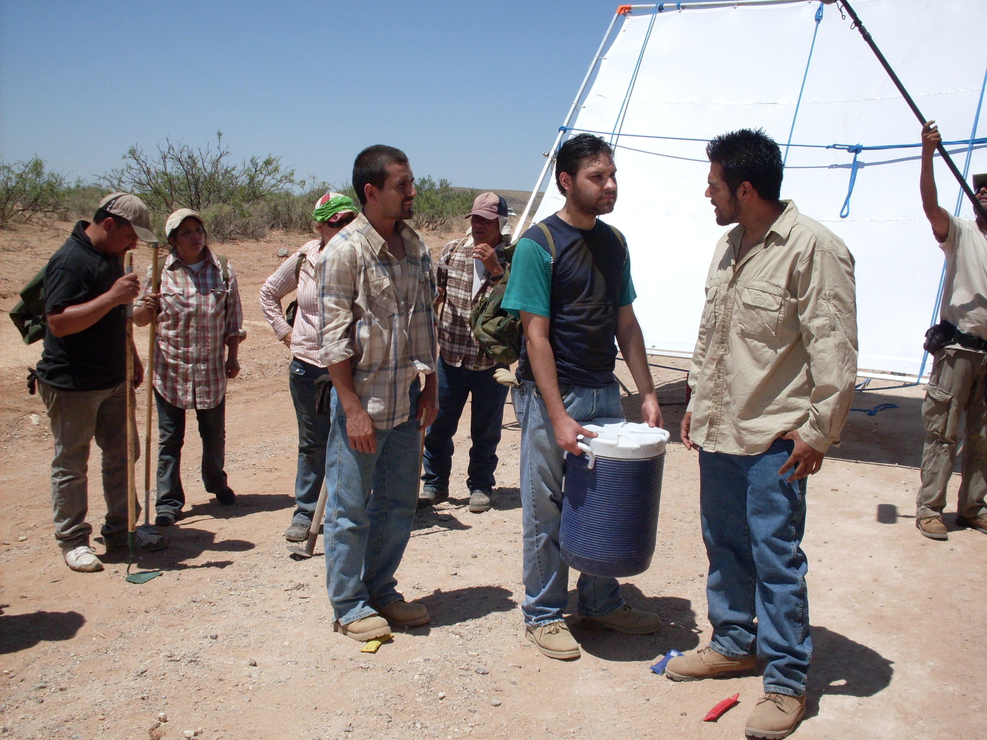 Arturo Portillo rehearsing on scene with fellow actors in the film Ilegales