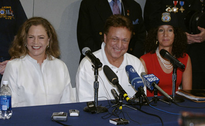 Kathleen Turner, Lou Angeli and Bunny Dubin at event of Answering the Call: Ground Zero's Volunteers (2005)