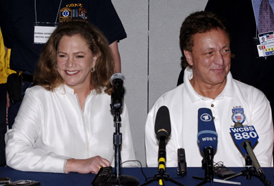 Kathleen Turner and Lou Angeli at event of Answering the Call: Ground Zero's Volunteers (2005)