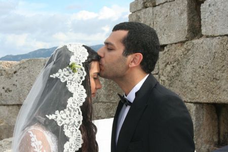 Murat Yildirim and Tuba Büyüküstün in Asi (2007)