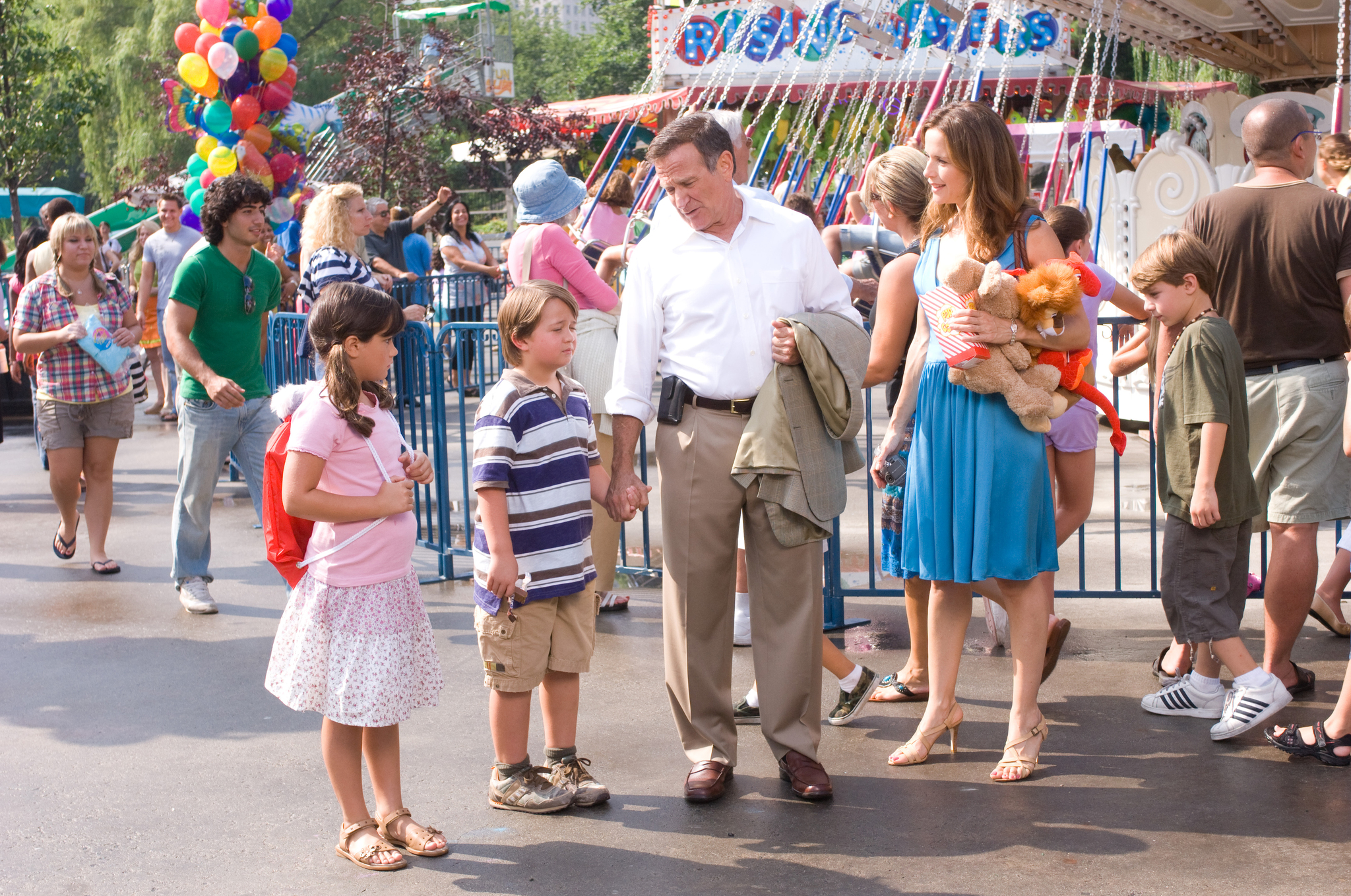 Still of Robin Williams, Kelly Preston, Ella Bleu Travolta and Conner Rayburn in Seni vilkai (2009)