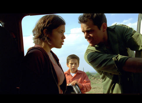 Still of America Ferrera, Adrian Alonso and Jesse Garcia in La misma luna (2007)