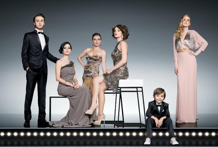 Ayça Bingöl, Wilma Elles, Yildiz Çagri Aksoy, Emir Berke Zincidi, Farah Zeynep Abdullah and Aras Bulut Iynemli in Öyle Bir Geçer Zaman ki (2010)