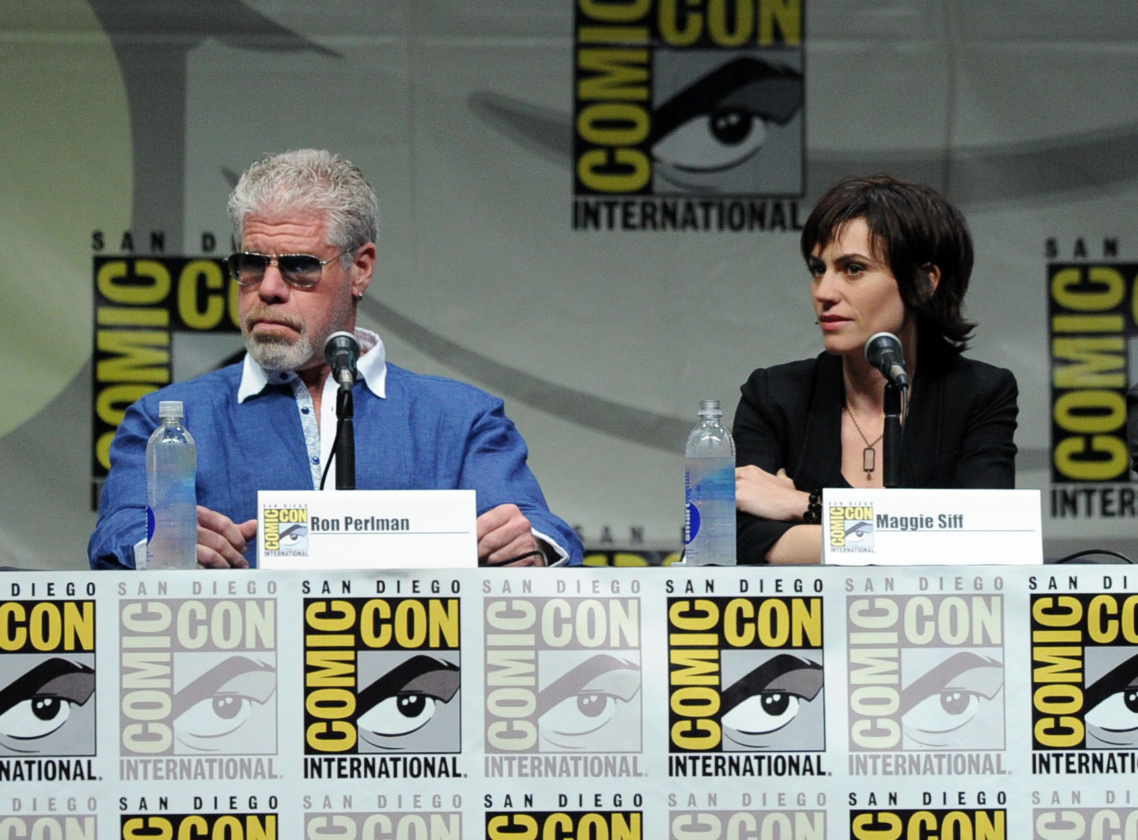 Ron Perlman and Maggie Siff at event of Sons of Anarchy (2008)