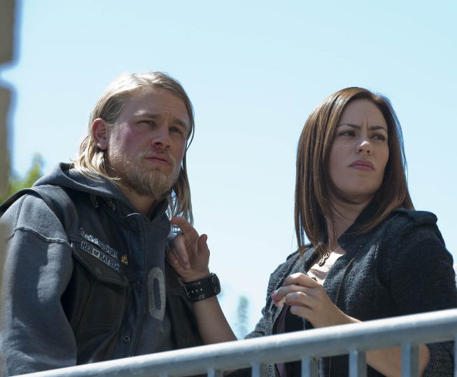 Still of Charlie Hunnam and Maggie Siff in Sons of Anarchy (2008)
