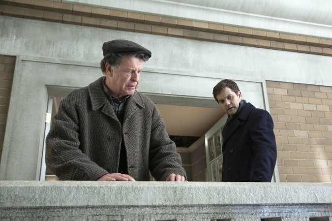 Still of Joshua Jackson and John Noble in Ties riba (2008)