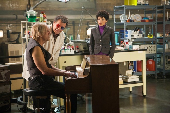 Still of Christopher Lloyd, John Noble and Jasika Nicole in Ties riba (2008)